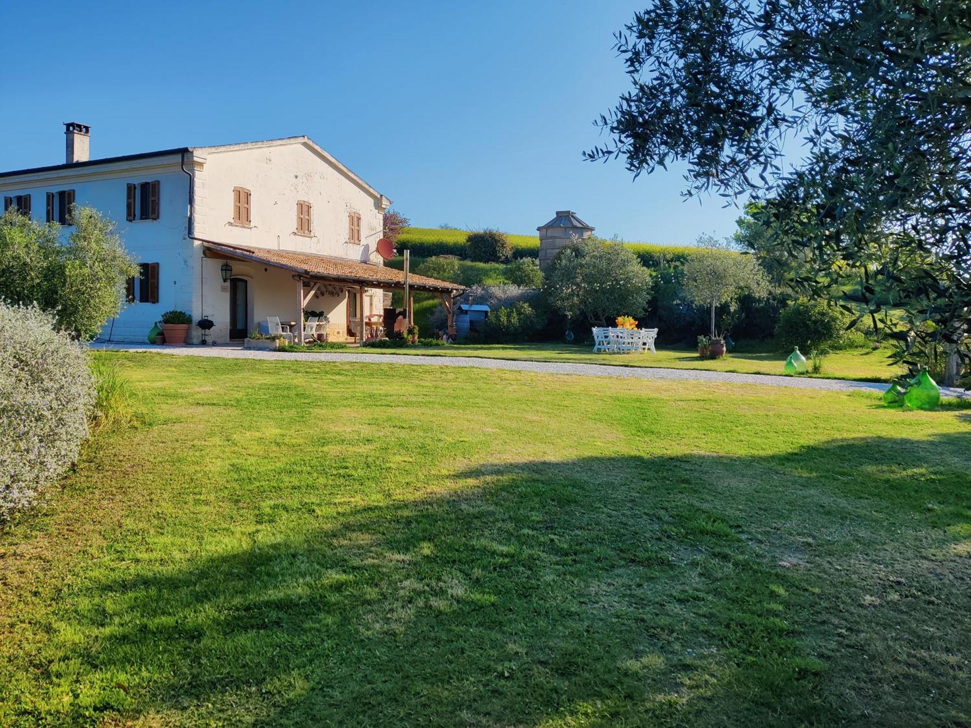 Rustico Del Bozzo Casa de hóspedes Castelleone di Suasa Exterior foto